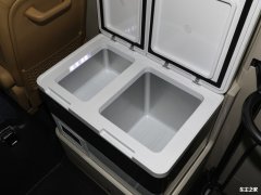 <b>采用双幅式标的目的盘和红旗具有代表性的逛艇</b>